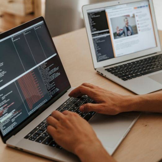 une personne entrain de coder